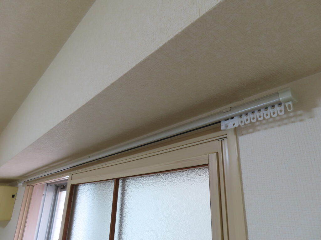 カーテンレール取付け