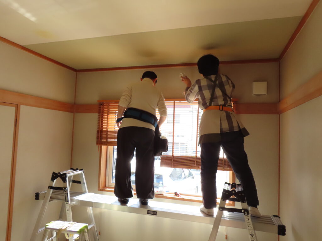 和室天井クロス貼り