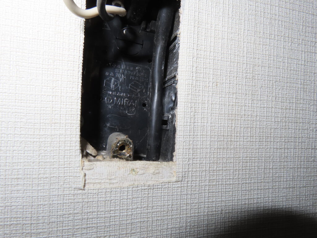 コンセントボックス内の電線