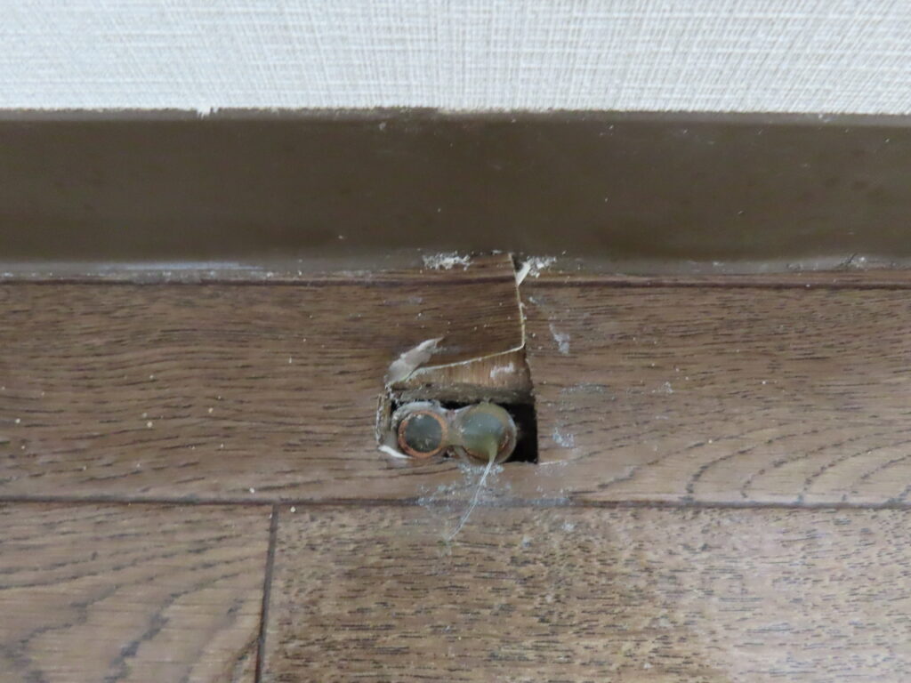 床の穴