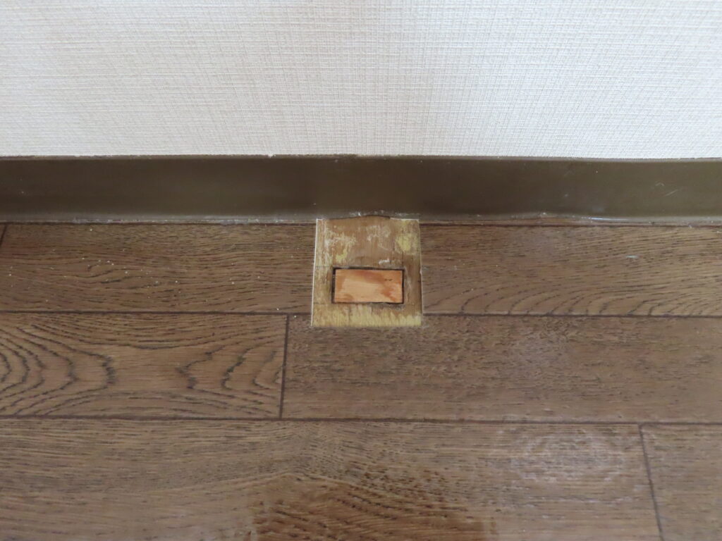 床の穴補修