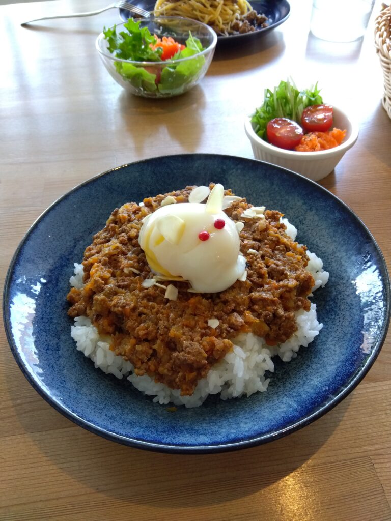 温泉卵付きドライカレー